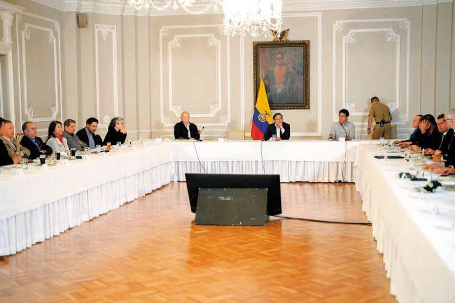 La cumbre del viernes en Palacio fue presidida por Gustavo Petro, el comisionado Danilo Rueda y el jefe del equipo negociador, Otty Patiño (izq.).  / 