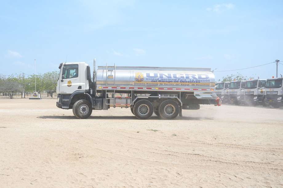En la base militar de Uribia (La Guajira) permanecen los 40 carrotanques comprados para enfrentar la sequía en La Guajira. 