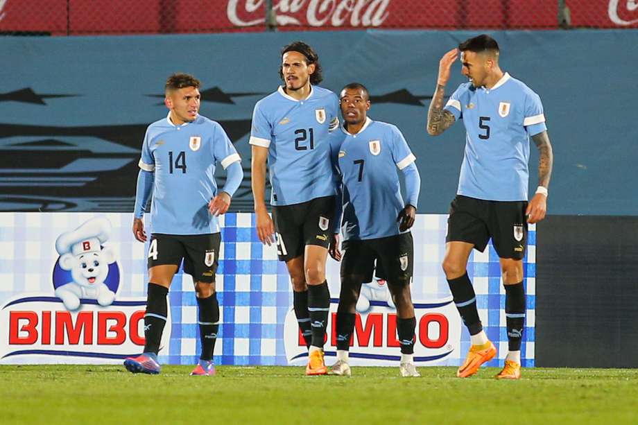Los jugadores uruguayos festejan uno de sus goles en la victoria ante Panamá, en el estadio Centenario en Montevideo. EFE/ Gastón Britos
