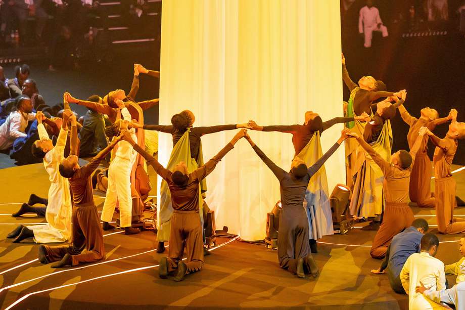 Artistas actúan durante la ceremonia por los treinta años del genocidio en Ruanda. 