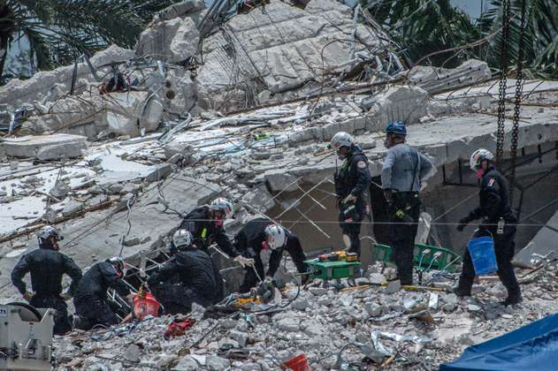 Las impactantes imágenes de la implosión del edificio derrumbado en Miami