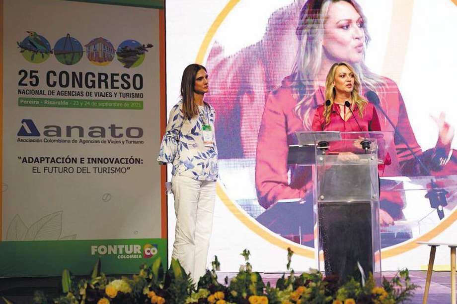 Ángela María Orozco, ministra de Transporte, y Paula Cortés Calle, presidenta de Anato, en el Congreso Nacional de Agencias de Viajes y Turismo.  / Cortesía