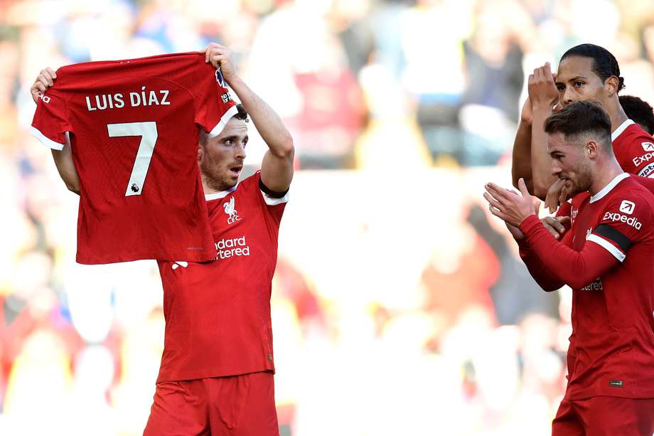 El delantero del Liverpool Diogo Jota celebró su gol del pasado domingo con la camiseta de Luis Díaz, como una muestra de apoyo ante la situación que enfrenta.