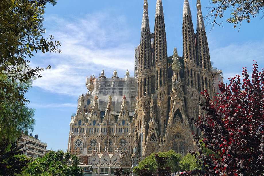 Para celebrarlo, el arzobispo de Barcelona, Juan José Omella, bendijo al anochecer estas estructuras de 135 metros de altura situadas en la parte central de la basílica que, posteriormente, iluminaron por primera vez sus terminales. 