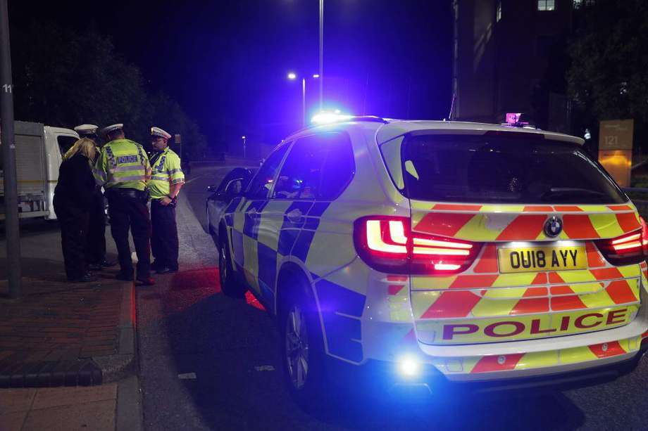 Patrullas policiales investigan lo ocurrido en Reading (Reino Unido).