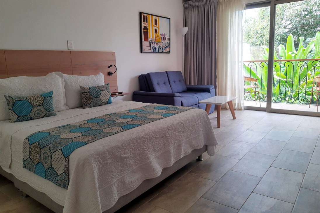 La Gloria Hotel cuenta con habitaciones cómodas, grandes y con un amplio balcón para disfrutar del verde de Mompox.