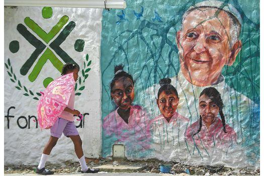 Con un gran mural, los habitantes del barrio cartagenero de San Francisco esperan hoy al máximo jerarca de la Iglesia católica. / AFP