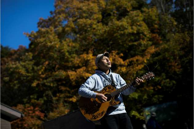 El músico que canta por la vida en el "bosque del suicidio" de Japón