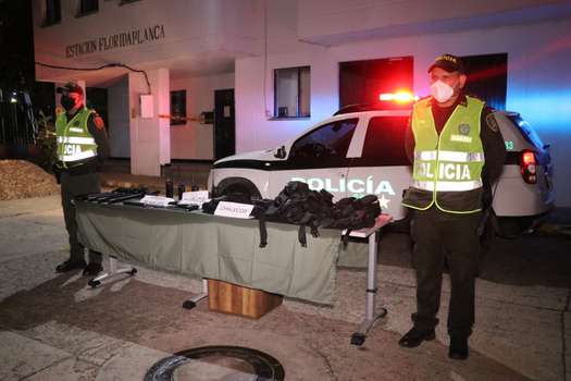 Policía Metropolitana de Bucaramanga incautó elementos usados por la vigilancia ilegal para golpear a habitantes de calle en Floridablanca (Santander). / Cortesía 