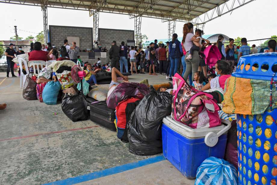 Miles de migrantes de concentran en la frontera colombo-venezolana.