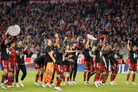 Los jugadores de Bayern Múnich celebraron el fin de semana pasado la obtención del décimo título consecutivo en la Bundesliga luego de vencer a Borussia Dortmund.