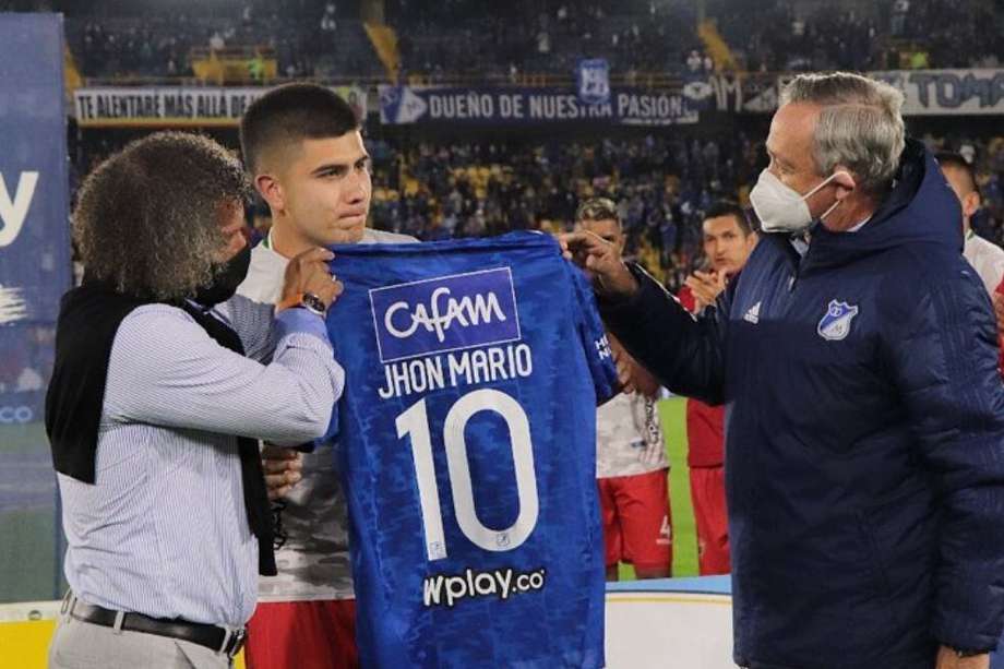 Alberto Gamero y Enrique Camacho con Mateo Ramírez antes del partido.