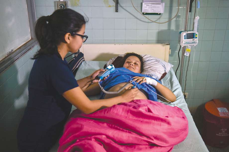 En Medellín, actualmente hay un déficit de 157 camas para atender a las mujeres embarazadas, cuando debería haber 394 habilitadas.
 / AFP / Luis Acosta / TO GO WITH AFP STORY by VALERIA PACHECO

