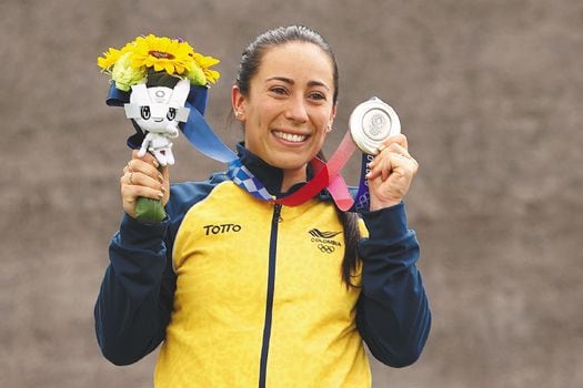 Mariana Pajón en el podio en Tokio con su medalla de plata./Getty Images.