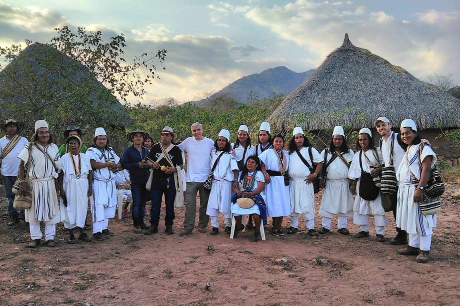 Miembros de la comunidad arhuaca junto con Carlos Castaño-Uribe, director de la Fundación Herencia Ambiental Caribe; Gelver Zapata, coordinador del Plan Jaguar y líder del pueblo arhuaco; y Juan Fernando Patiño; de ISA.