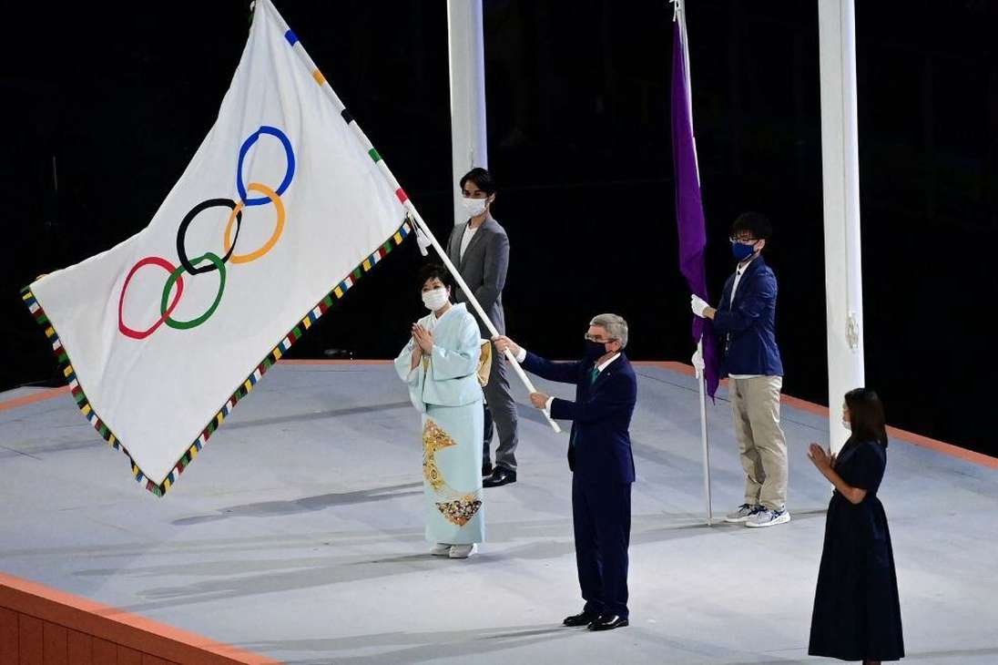 Thomas Bach, presidente del Comité Olímpico Internacional (COI), y Yuriko Koike, gobernadora de Tokio, le entregan a París la bandera olímpica.