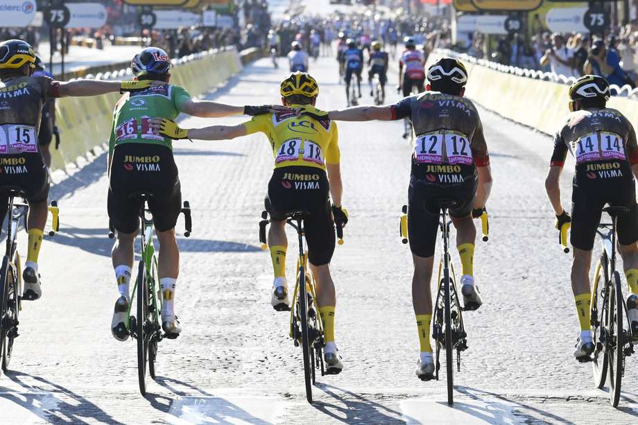 El equipo de Jumbo Visma en la etapa 21 del Tour de Francia 2022.
