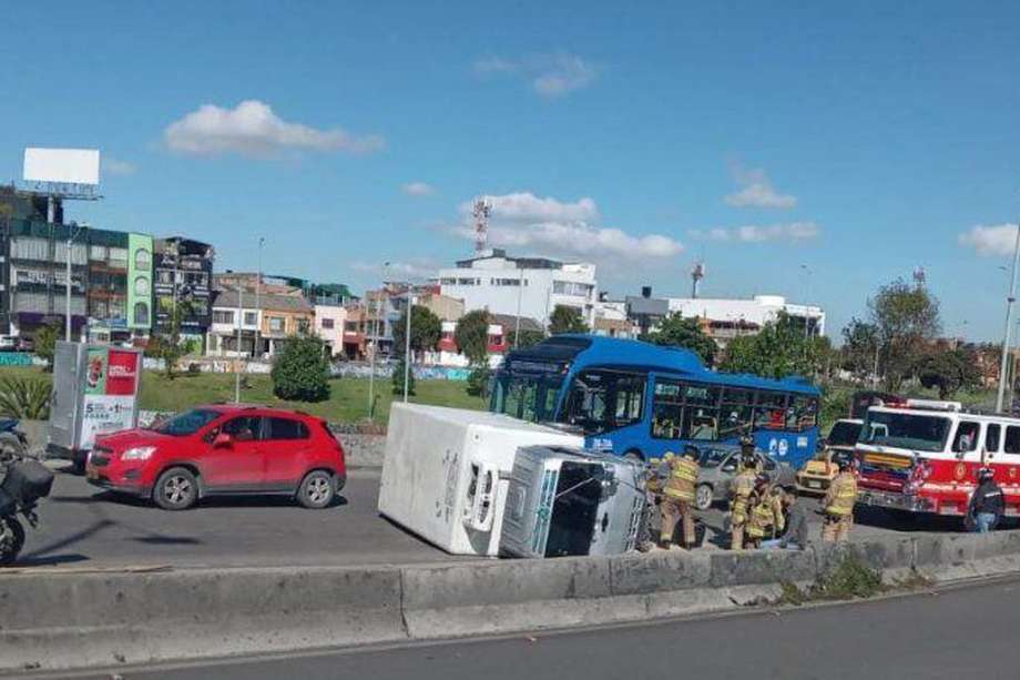 Movilidad: camión se volcó en puente de Escuela Militar, al norte de Bogotá.