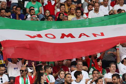El Mundial de fútbol se convirtió en un escenario con connotaciones políticas en medio de la situación que vive Irán, en donde se multiplicaron las protestas por la muerte, el 16 de septiembre, de Mahsa Amini, una kurda iraní detenida tres días antes por la policía por violar el código de vestimenta del país que exige el uso del velo en público.