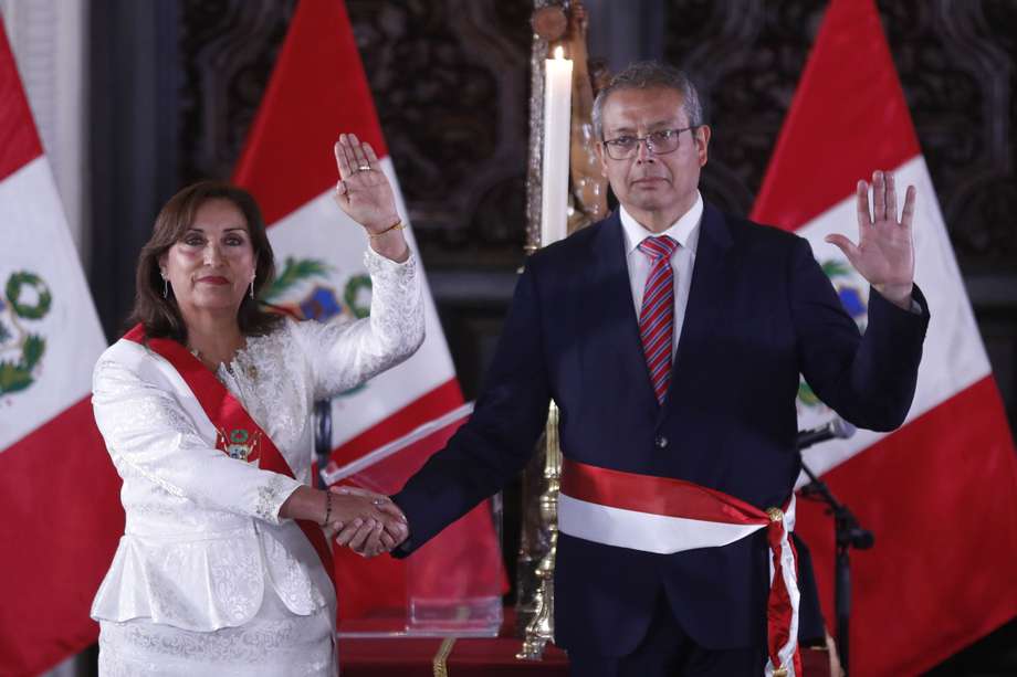 La presidenta de Perú, Dina Boluarte, toma juramento a su primer ministro, Pedro Miguel Ángulo Arana, hoy, durante una ceremonia en el Palacio de Gobierno de Lima.
