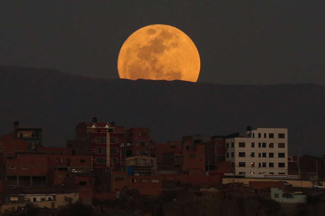 BOL01 LA PAZ (BOLIVIA) 30/08/2023.- Súper Luna vista desde una ladera hoy en la ciudad de La Paz (Bolivia). EFE/Luis Gandarillas