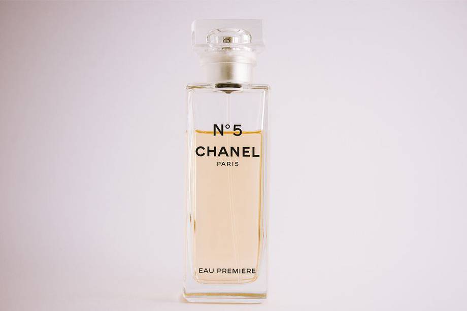 Un antiguo frasco de perfume Chanel N°5 expuesto en la exposición "Gabrielle Chanel, manifiesto de la moda".