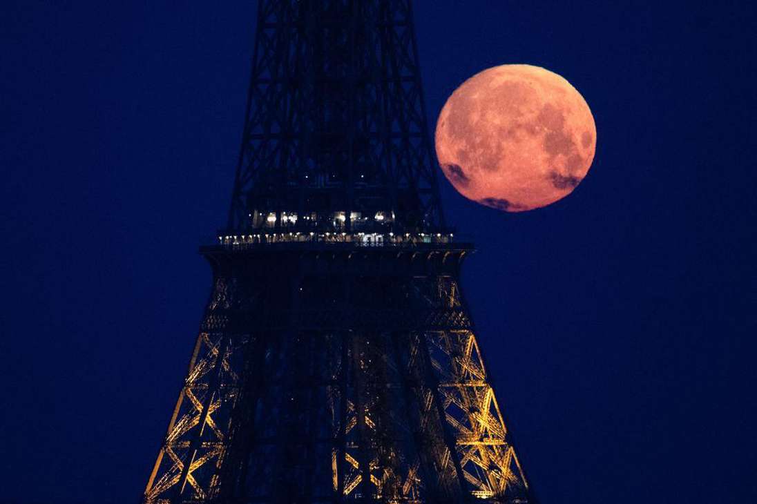 A pesar de su nombre, esta luna se verá como cualquier otra. La luna llena en algunos casos puede adquirir un tono rojizo cuando está cerca del horizonte, por el paso de la luz a través de la atmósfera de la Tierra.
