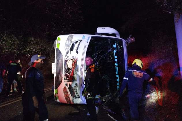 Dos muertos y 50 heridos dejó accidente de bus que llevaba comparsas en Tubará
