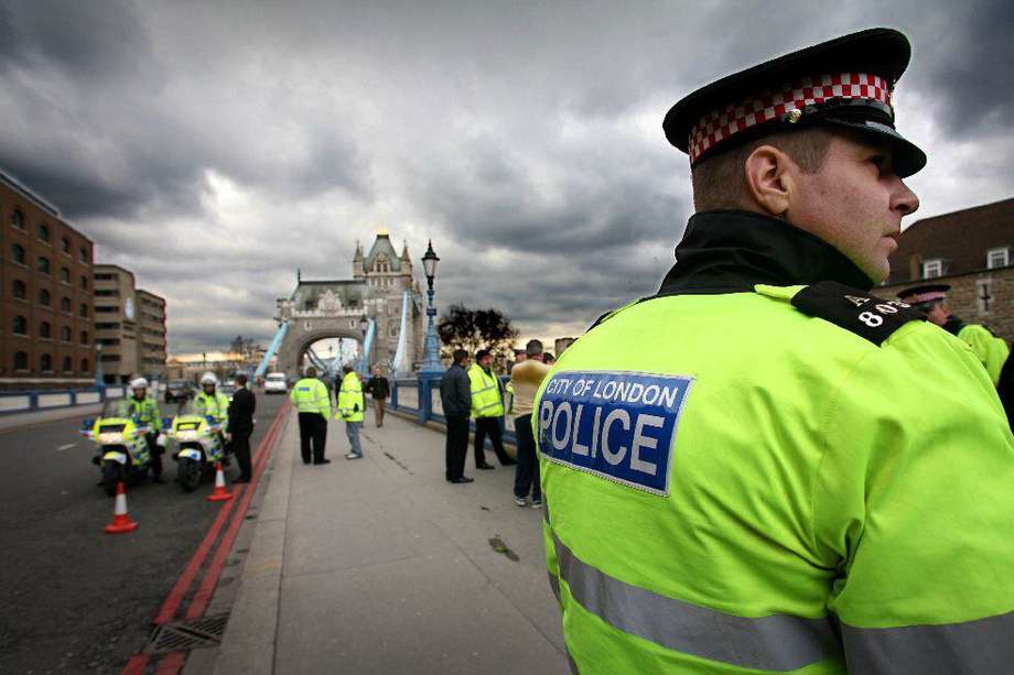 Oficiales de policía de la ciudad de Londres, ubicados en Tower Bridge. (Imagen de referencia). 