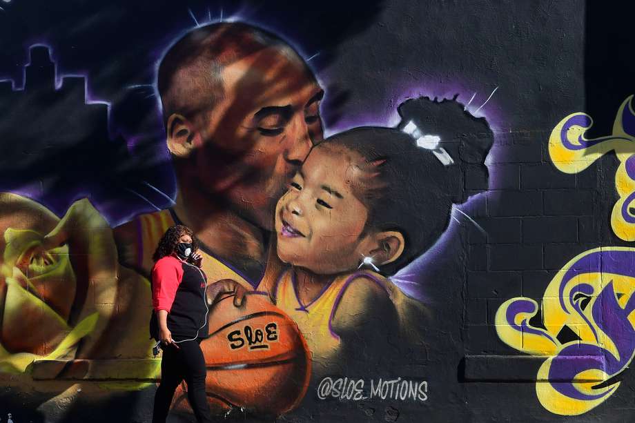 Mural en la ciudad de Los Ángeles que rinde tributo a la estrella del baloncesto y a su hija. 