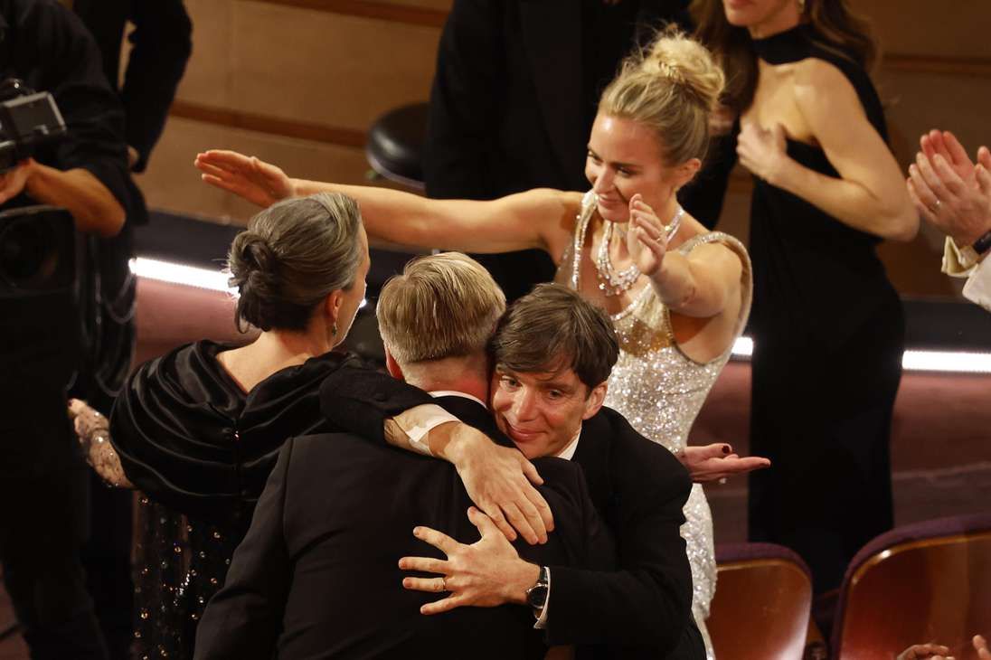 Los Angeles (United States), 10/03/2024.- Cillian Murphy (2-R) embraces Christopher Nolan (2-L) as Emily Blunt (R) reaches for Emma Thomas (L) after the film Oppenheimer won the Oscar for Best Picture during the 96th annual Academy Awards ceremony at the Dolby Theatre in the Hollywood neighborhood of Los Angeles, California, USA, 10 March 2024. The Oscars are presented for outstanding individual or collective efforts in filmmaking in 23 categories. EFE/EPA/CAROLINE BREHMAN