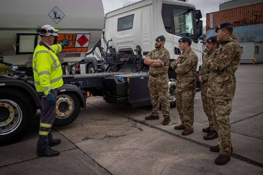 Un grupo de militares es instruido en el manejo de camiones cisterna por la escasez de conductores en Reino Unido.