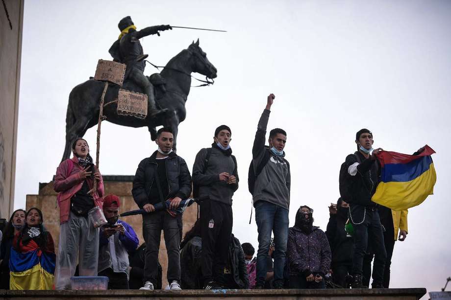 Desde las primeras horas del día un grupo de manifestantes se tomó el monumento de los héroes en Bogotá.