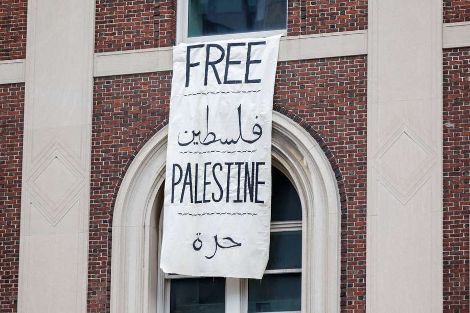 Un cartel de 'Palestina libre' cuelga de una ventana después de la toma de Hamilton Hall por parte de estudiantes pro palestinos, en el campus de la Universidad de Columbia en Nueva York, Nueva York, Estados Unidos, el 30 de abril de 2024.
