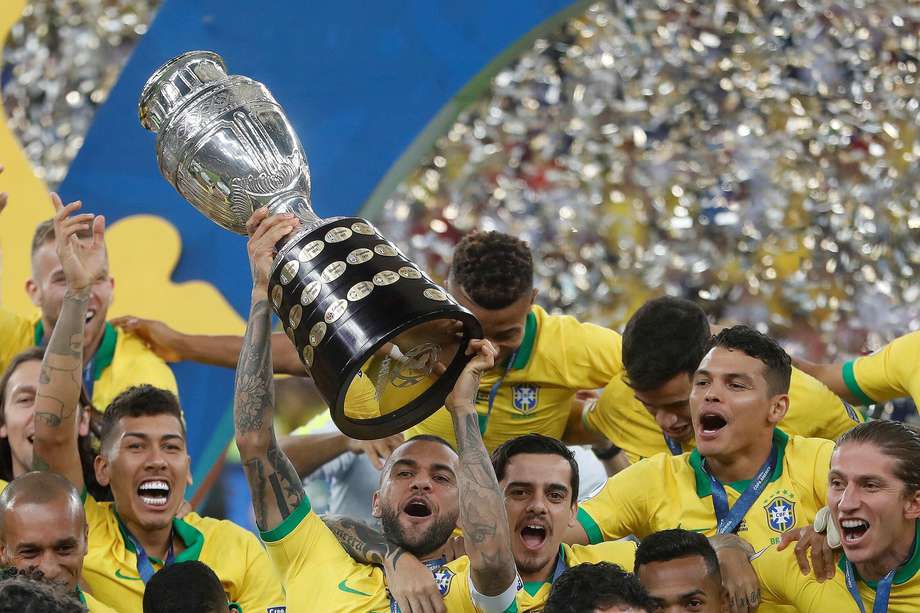 Dani Alves de Brasil levanta  el trofeo de  campeón de la Copa América 2019, en el Estadio Maracaná de Río de Janeiro / EFE