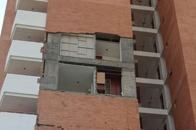 Ordenan evacuar edificio del que se desprendió la fachada, en Cúcuta