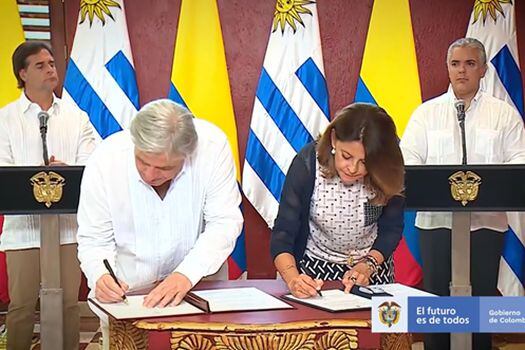 La vicepresidenta y canciller Marta Lucía Ramírez y el canciller uruguayo Francisco Bustillo Bonasso firman el Tratado de extradición entre Colombia y Uruguay