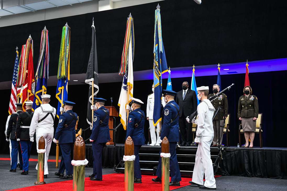 Oficiales militares estadounidenses marchan durante la presentación de colores en la ceremonia de cambio de mando del Comando Sur de Estados Unidos.