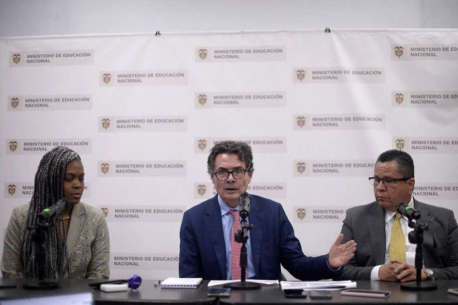 La viceministra de educación superior, Aurora Vergara; el ministro de Educación, Alejandro Gaviria; y el presidente del SUE, Jairo Torres, durante la rueda de prensa,