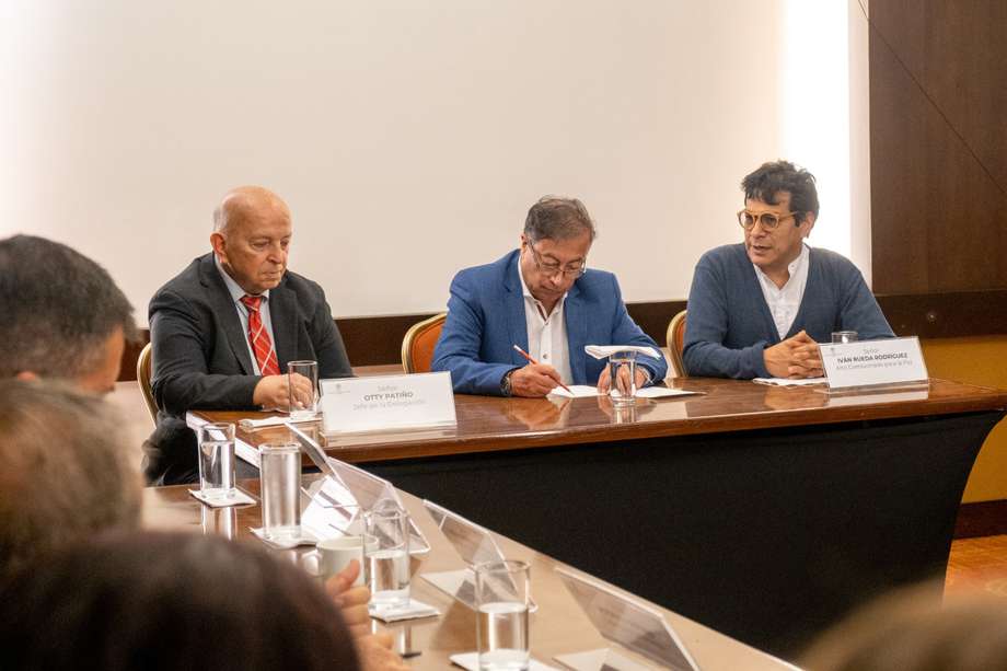 Otty Patiño, jefe negociador con el Eln; el presidente Gustavo Petro, y el Alto Comisionado de Paz, Danilo Rueda.