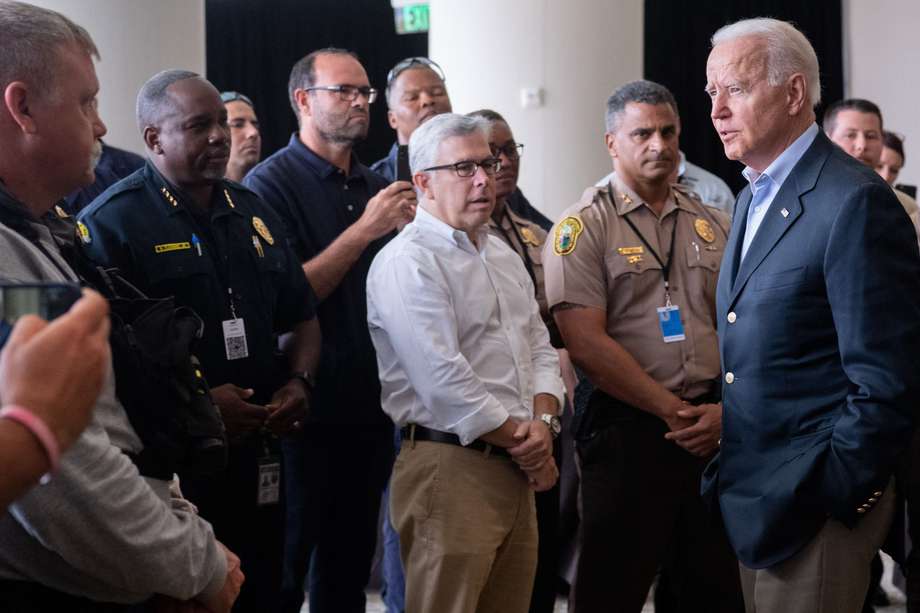 El presidente de los Estados Unidos, Joe Biden, saluda a los socorristas tras el colapso del edificio de condominios Champlain Towers South