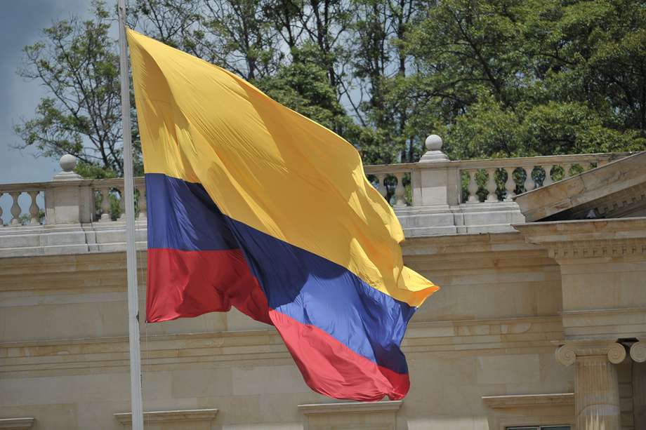 Una de las formas en que se conmemora el 7 de agosto es que las familias colombianas izan la bandera tricolor en balcones y ventanas.