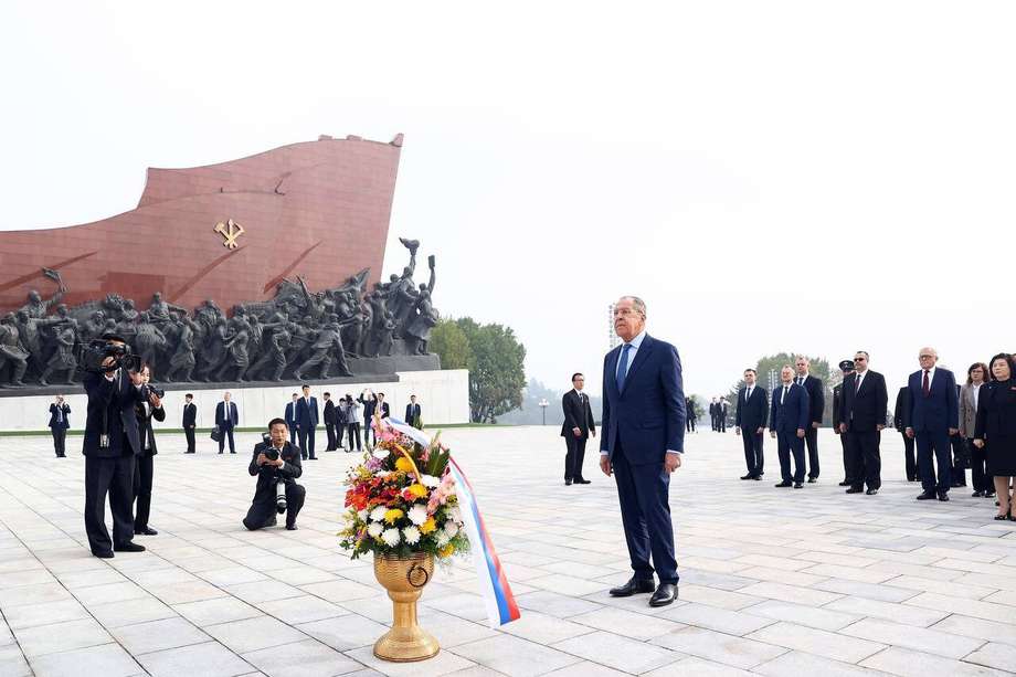 El ministro de Asuntos Exteriores de Rusia, Sergei Lavrov, despositó unas flores ante las estatuas de bronce de los fallecidos líderes norcoreanos en su visita al país liderado por Kim Jong-un. 
