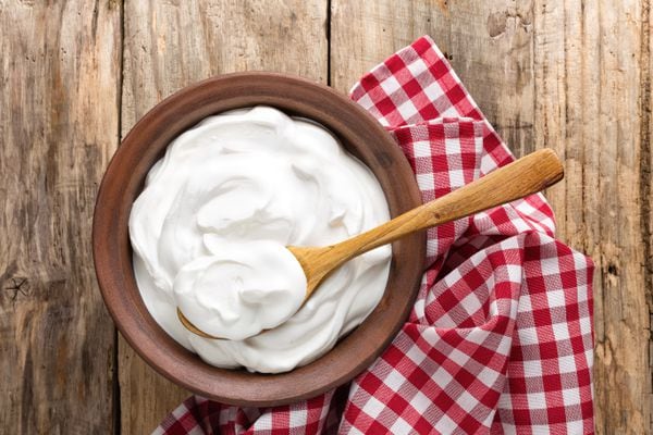 Utiliza el yogur griego de tu preferencia para llevar esta receta a tu mesa./YelenaYemchuk