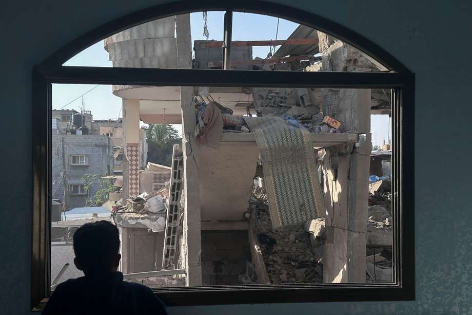 Vista del bombardeo de la casa de la familia Shain, de la que murieron al menos siete personas, seis de ellos menores de edad, en un edificio residencial cerca de la mezquita Yafar al Tayar. 