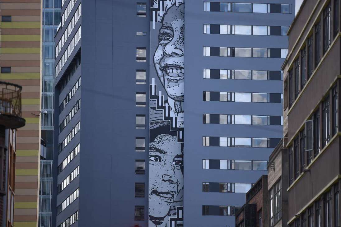 Un mural en un edificio