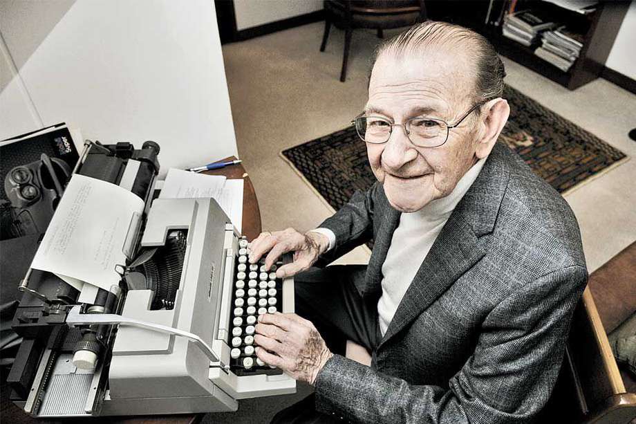 Frente a su máquina de escribir, José Salgar no puede evitar la emoción del niño que, por saber escribir con sus diez dedos, fue contratado en El Espectador en 1933.  / Gustavo Torrijos - El Espectador