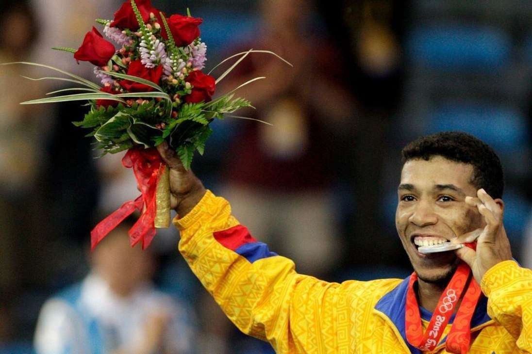 Diego Fernando Salazar, que estaba hambriento de revancha por la lesión que lo dejó por fuera de la final en Atenas 2004, ganó la medalla de plata en Beijing para Colombia, en la disciplina de halterofilia en los 62 kilogramos.