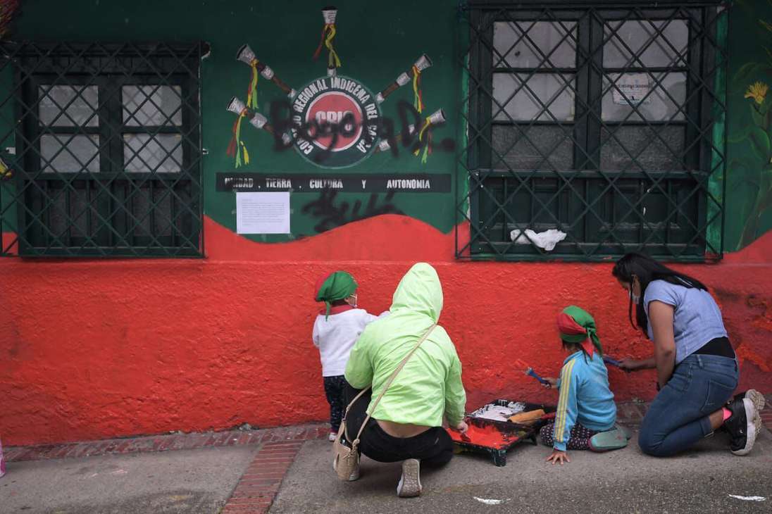 El CRIC se ha sumado al paro nacional de diversas formas. Desde el pasado 20 de abril se habían declarado en minga hacia adentro, lo que quiere decir que solo hicieron manifestaciones y controles territoriales dentro del departamento.