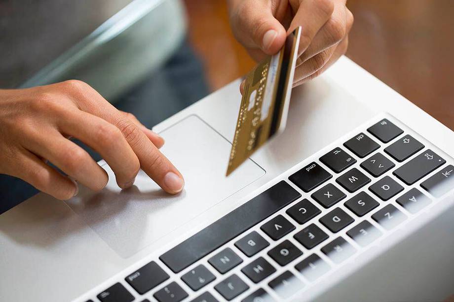 Al momento del pago hazlo desde tu computador personal y sin que nadie pueda ver el código de seguridad de tu tarjeta de crédito.